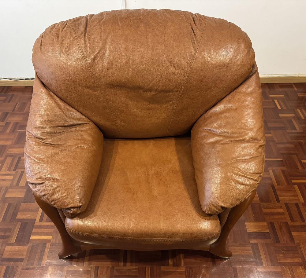 Conjunto de Sofás em Cabedal e Madeira - Impecáveis (3 Peças)