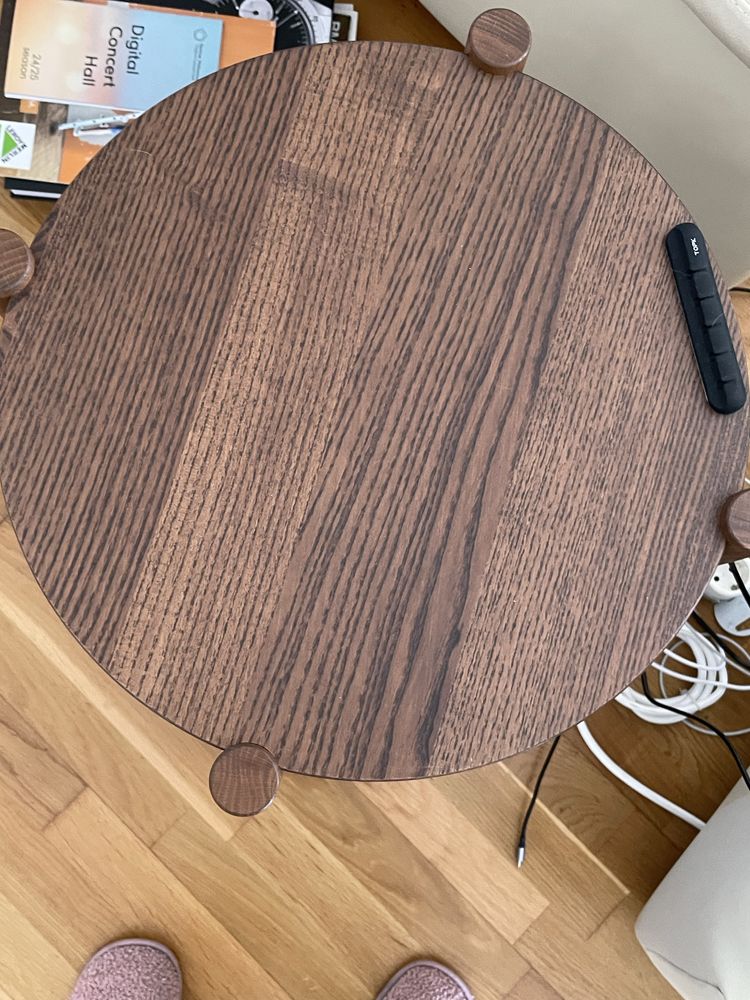 Mesa de apoio redonda modelo Listerby do IkEA