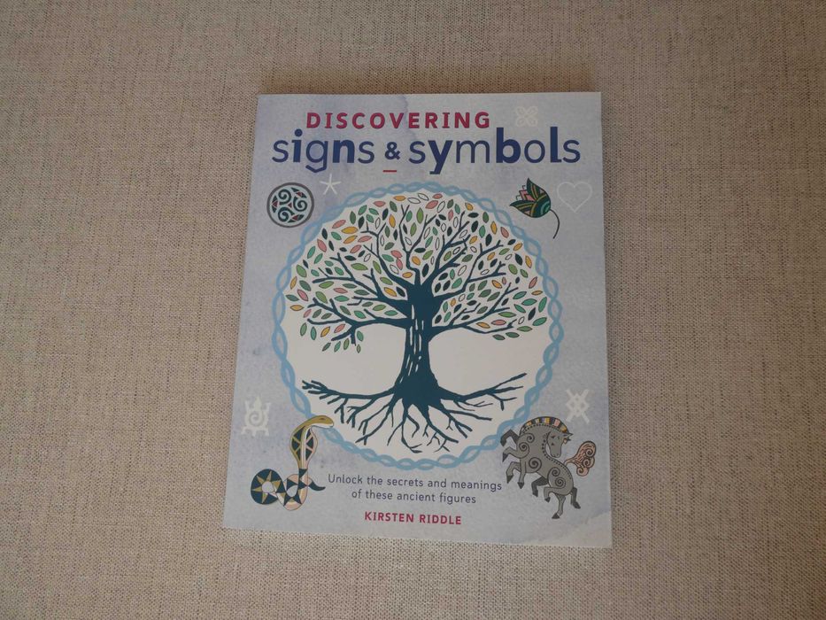 Livro Discovering Signs & Symbols, by Kristen Riddle