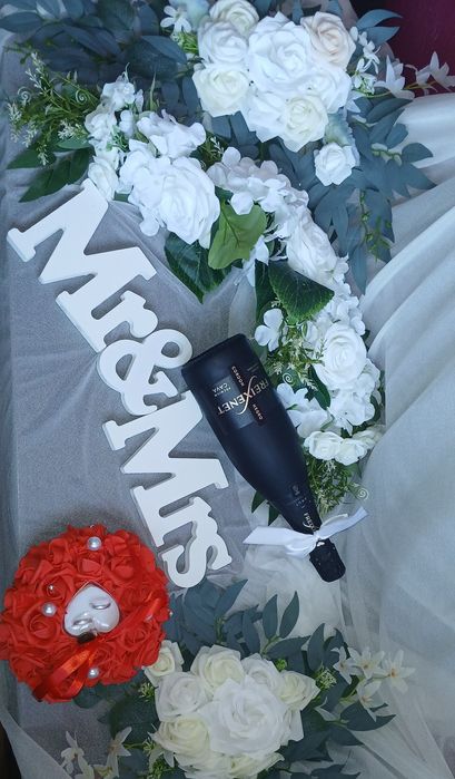 Ozdoby ślubne – kwiaty, wazoniki, poduszka na obrączki