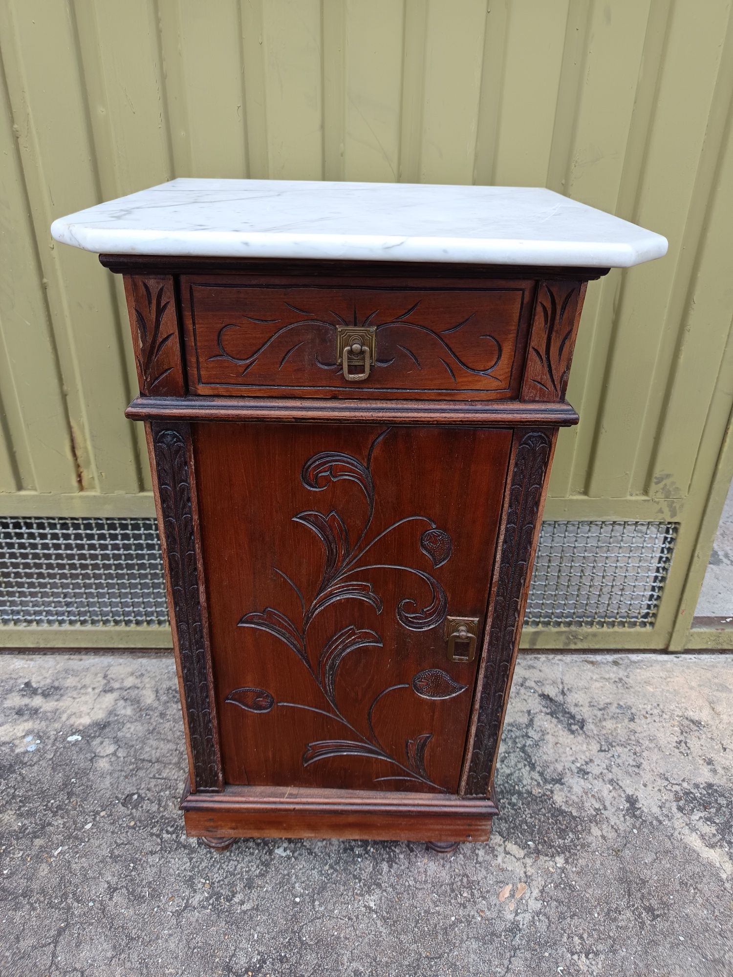 Mesa de cabeceira com tampo em mármore original uma relíquia