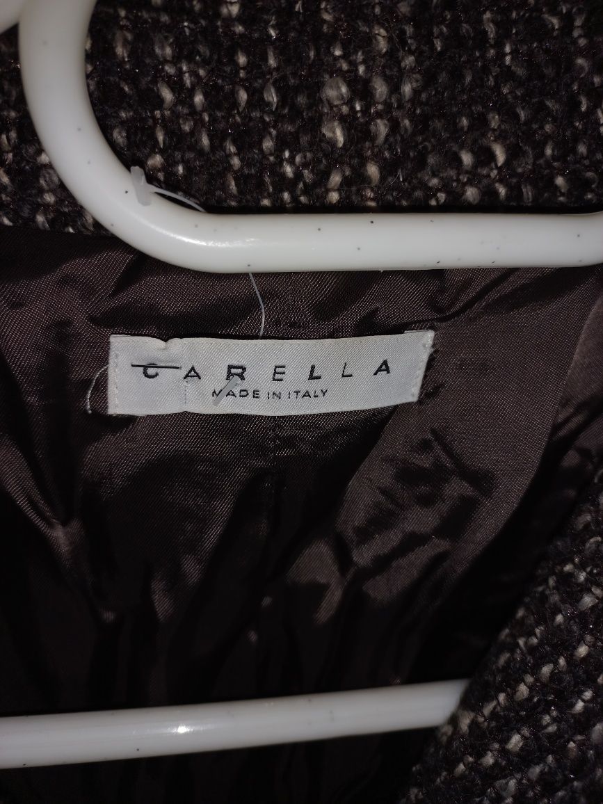 Жіночий піджак CARELLA .