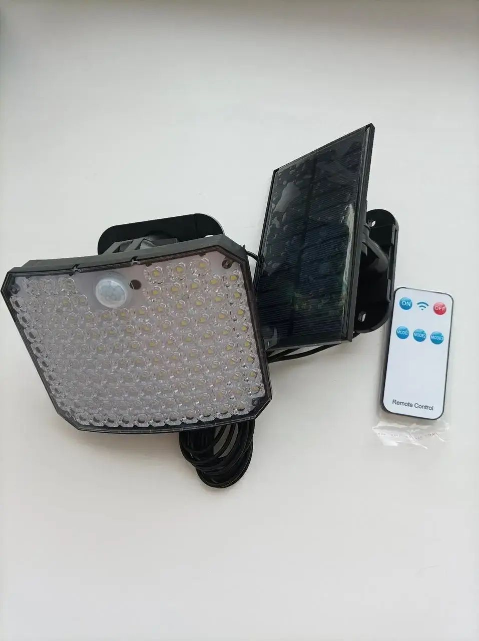 Сонячний LED ліхтар із датчиком руху (сонячна панель)