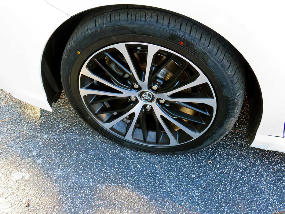 Toyota Camry Hybrid      2019