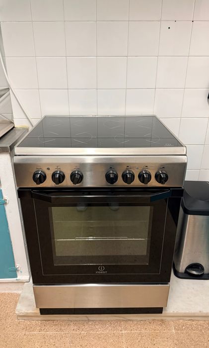 Placa vitrocerâmica com forno Indesit