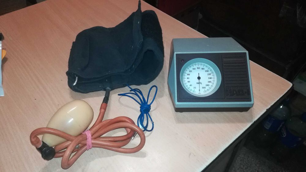 Stary ciśnieniomierz ręczny elektronika iad 1 PRL    M