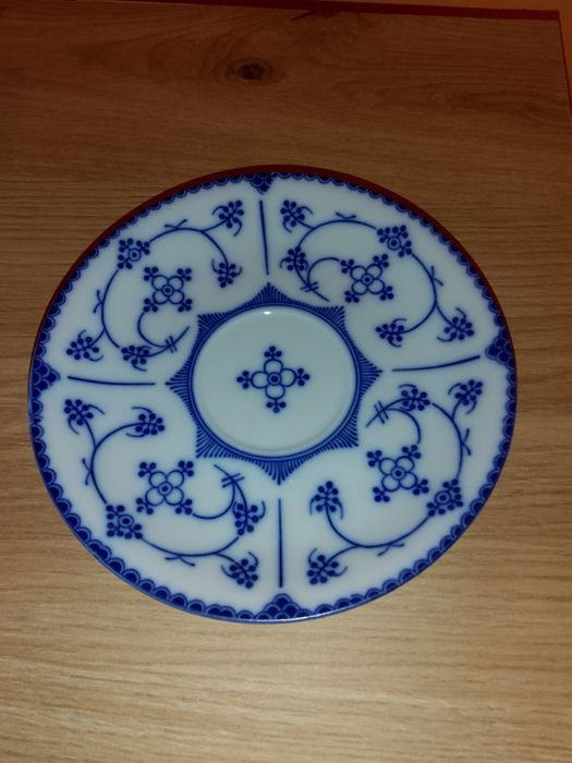 Porcelanowy talerzyk w stylu klasycznym