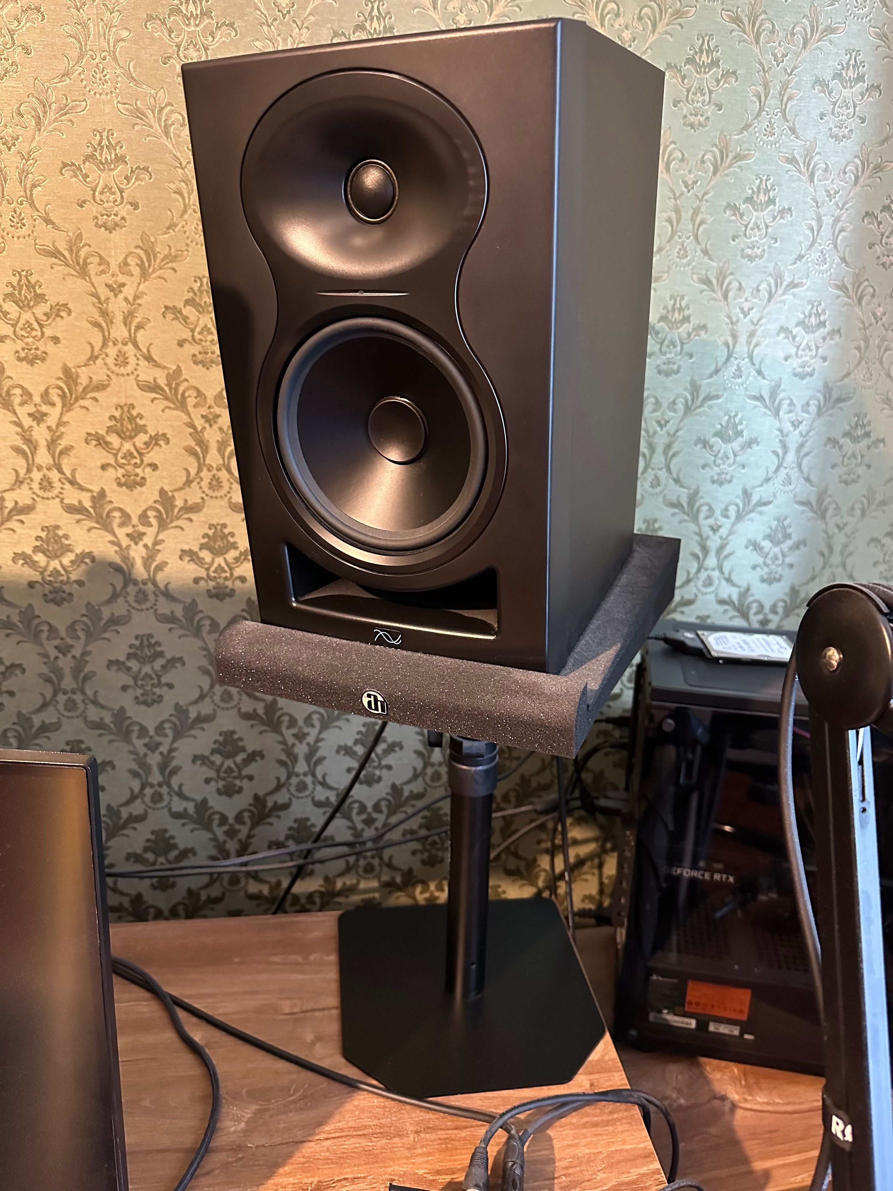 Monitory studyjne KaliAudio LP-6 + statyw + gąbka wygłuszającą + kable