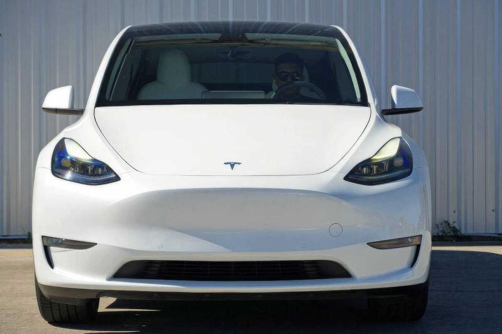 Tesla Model Y      2022