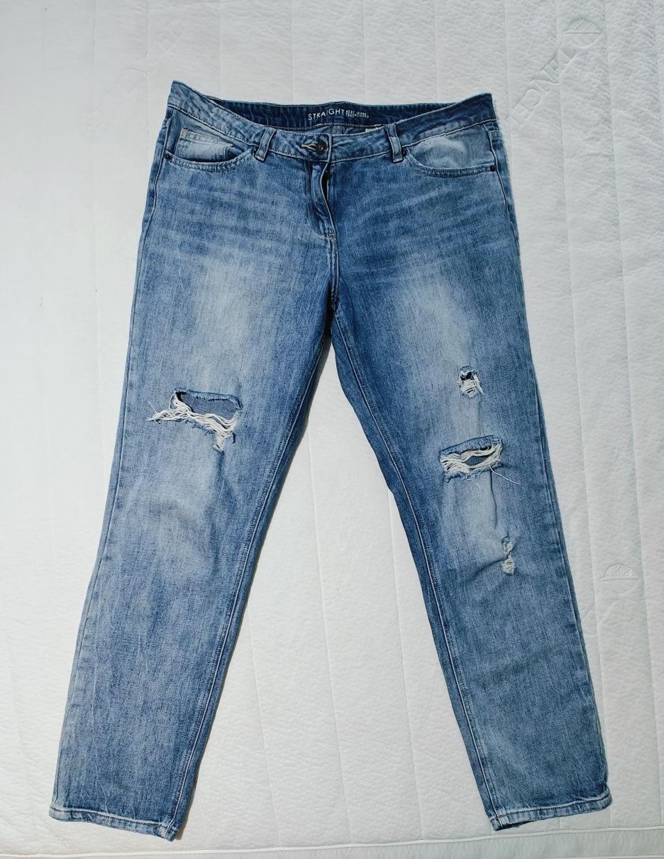 Damskie dżinsy straight jeans z dziurami i przetarciami