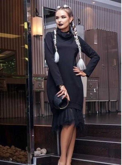 Платье-свитер миди черного цвета красивое на флисе