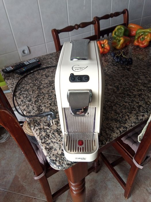 Máquina de café pingo em bom estado de conservação