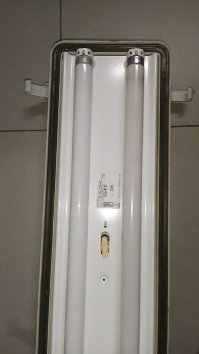 Armadura com 2 lâmpadas fluorescentes