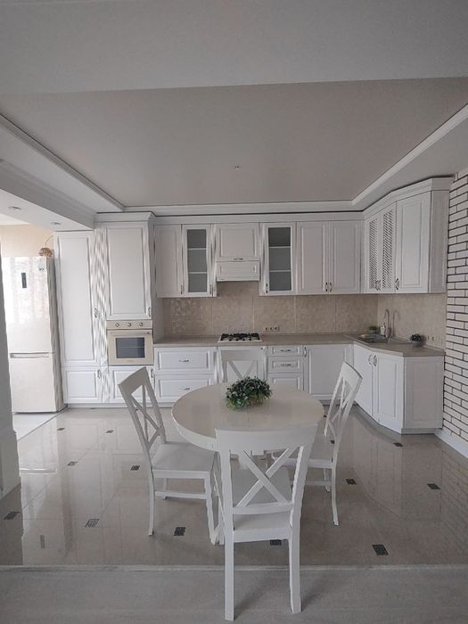 Продам 2-х ком квартиру на Сахарова  в кирпичном  доме