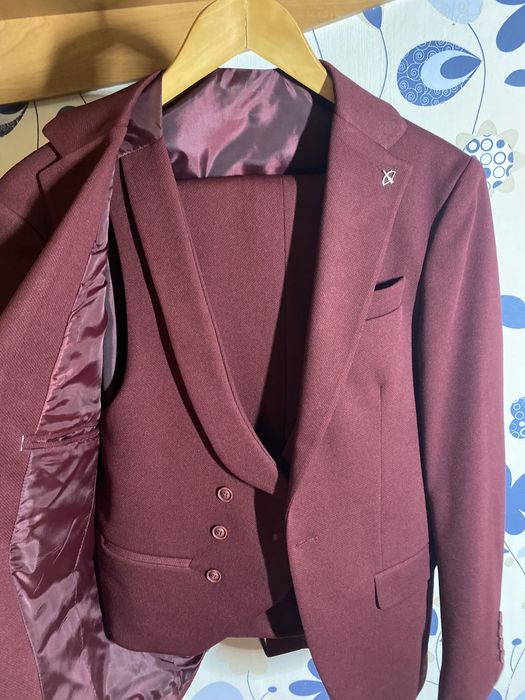 Продам приталений костюм 3-ка FC plus