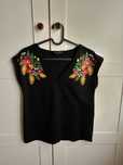 Bluzka koszulka Boho folk 34 XS Top Secret czarna kwiaty na ramionach