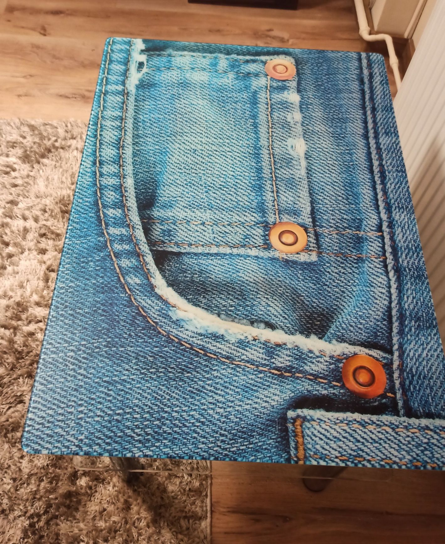 Stolik że szkła z metalowymi srebrnymi. nogami z Libro.