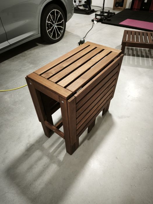 Mesa de madeira com duas cadeiras