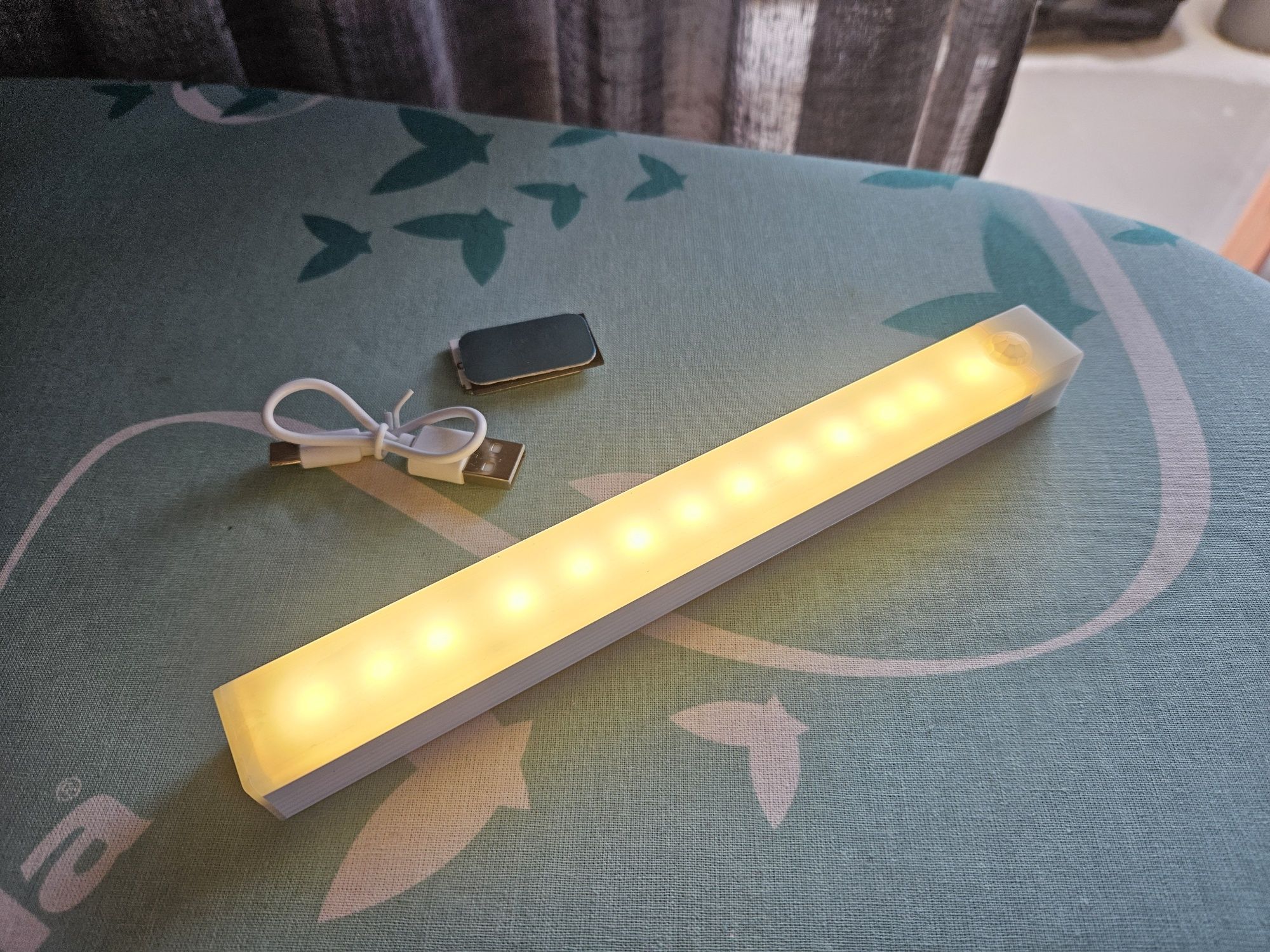 Lampka LED z czujnikiem ruchu, nowa, 20 cm długości. Ładowarka USB