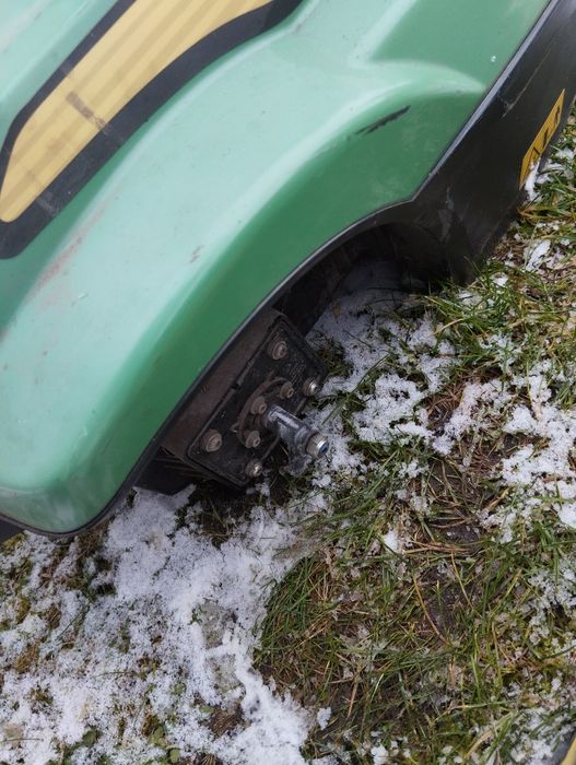 3 roboty koszące kosiarka automatyczna John Deere Tango E5