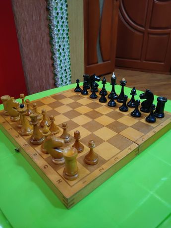 Красивый набор деревянные шахматы. Доска 30х30 см.
