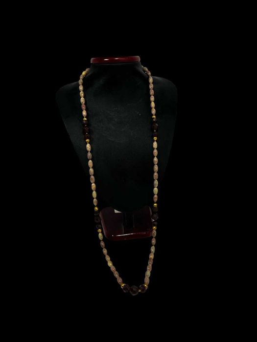 Korale ozdobne z syntetycznymi kamykami