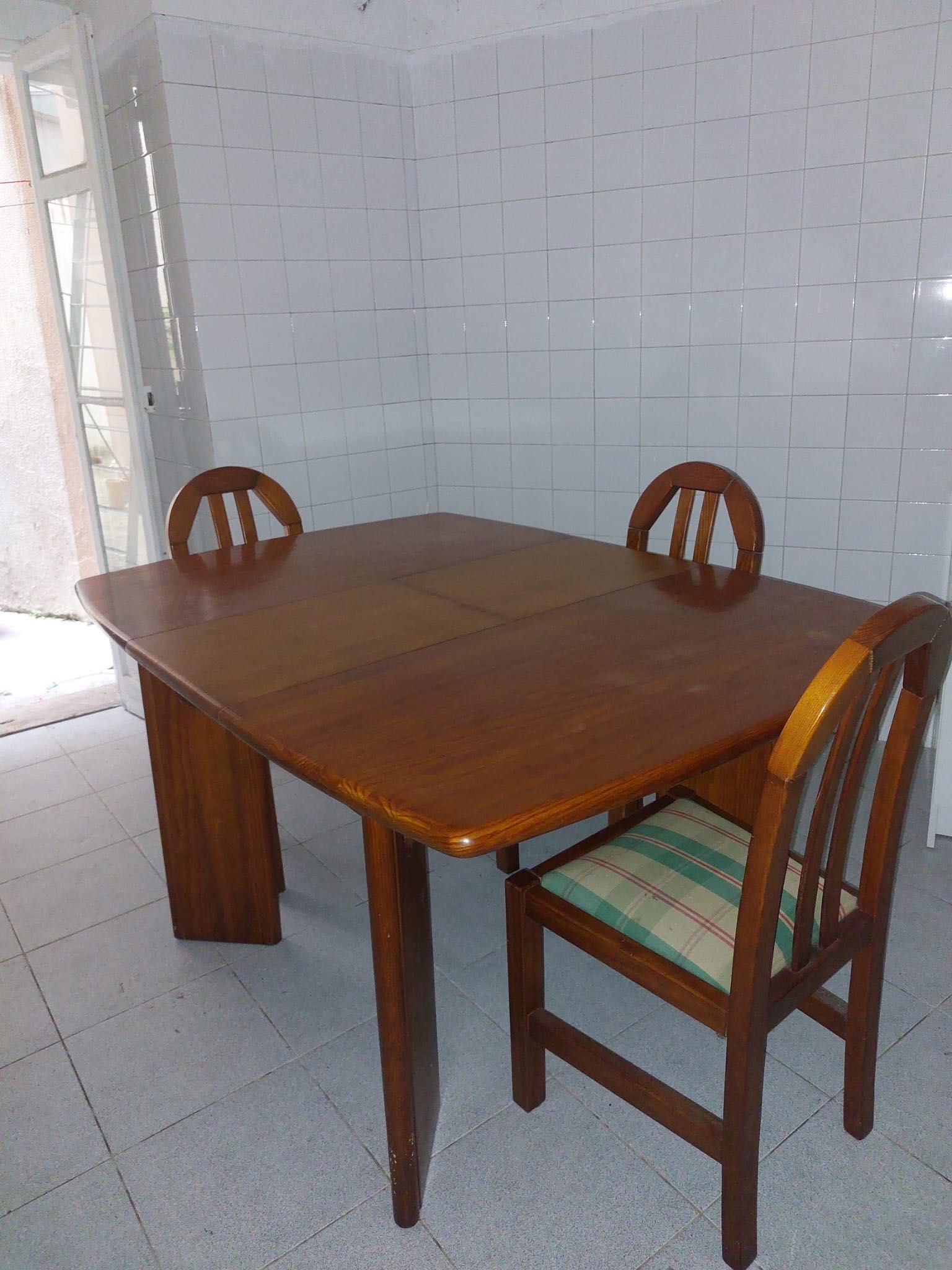 Mesa de madeira maciça