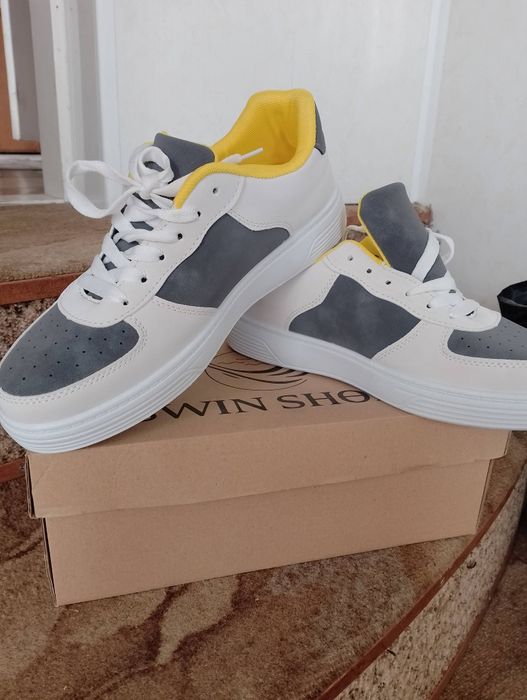 Жіночі Кросівки 39 р.