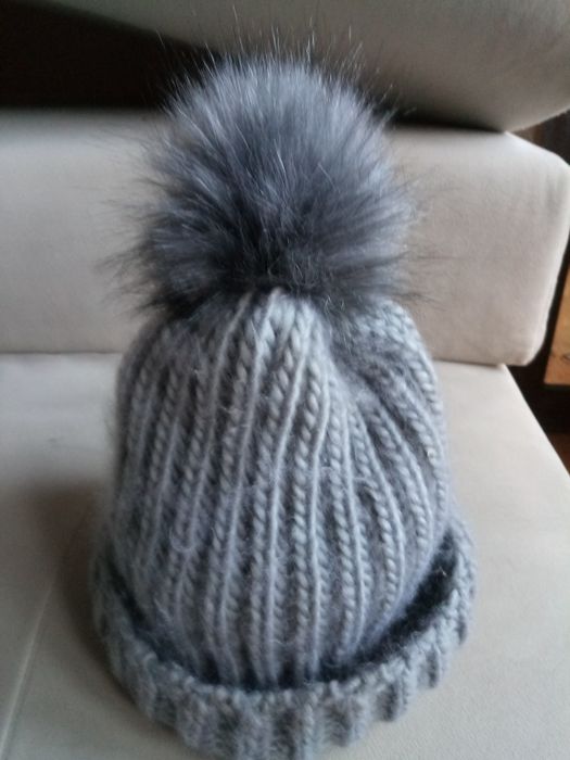 Czapka damska szara z pomponem