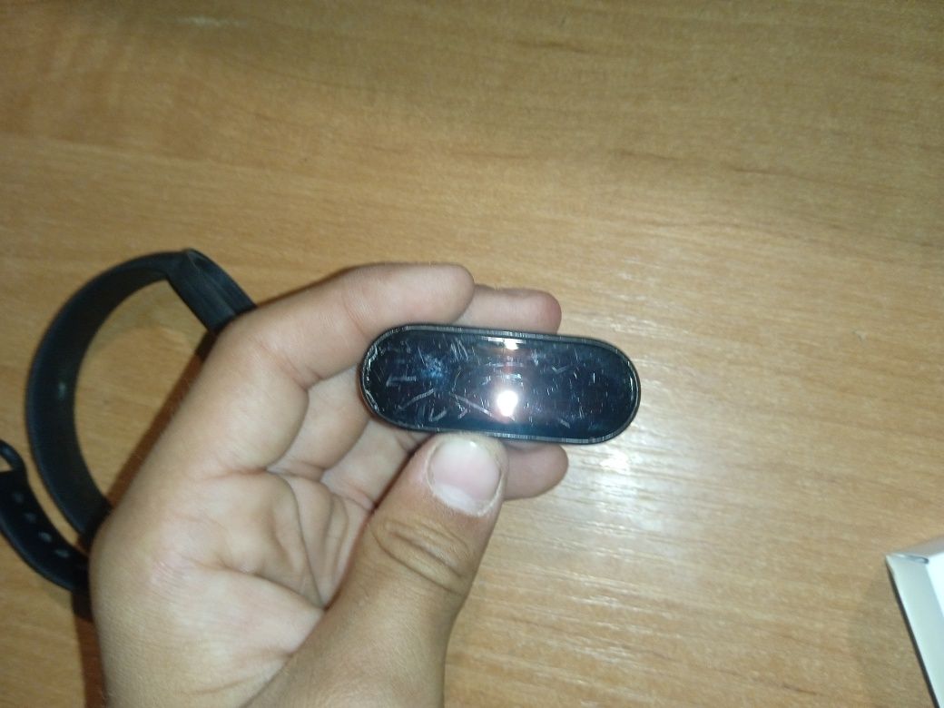Продаю часи Mi Smart Band 6 состояние середній стан
