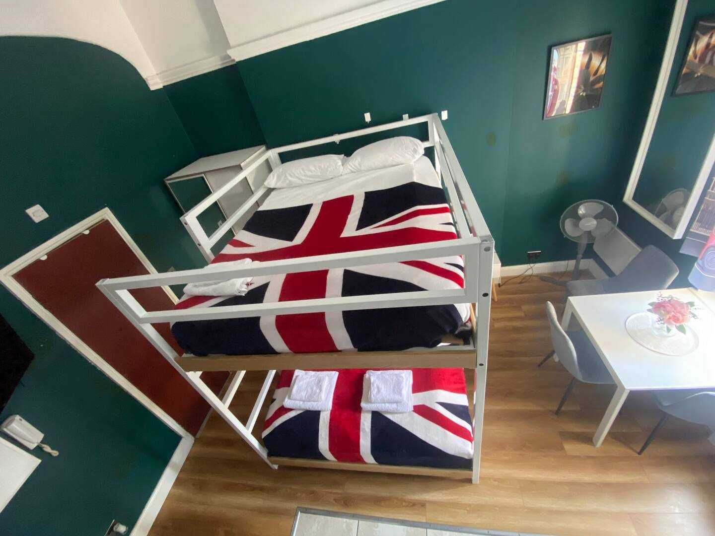 Двоярусне ліжко king size розміру (1,5 на 2, висота-1,8 м)