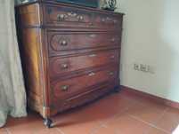 Comoda antiga em madeira de acácia