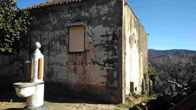Casa centenária para recuperar/ restaurar com terreno