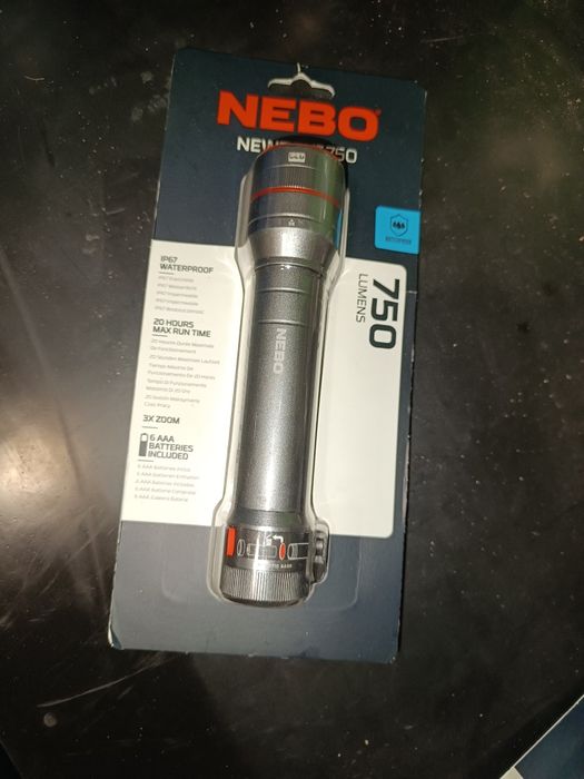 Latarka Nebo Newton 750 lumenów prezent
