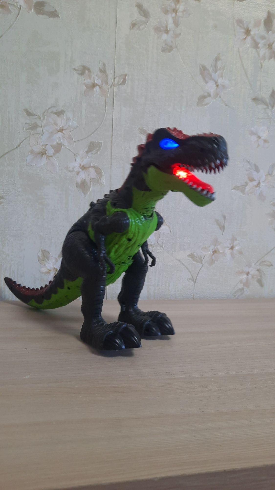 Динозавр большой и светится