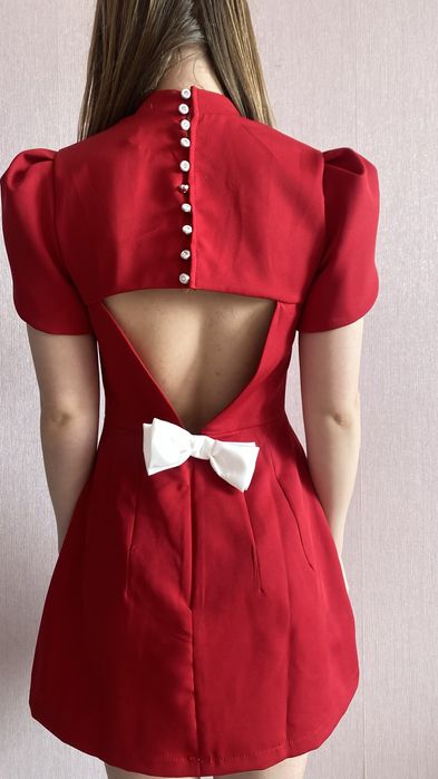 Червона сукня з бантом на спині