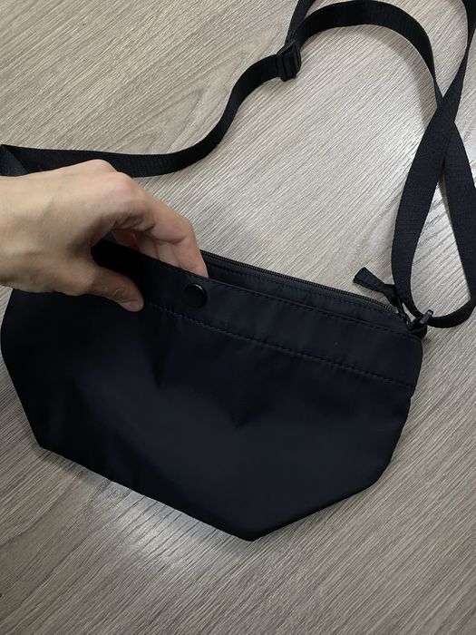 Сумка міні через плече сумочка бананка Uniqlo чорна жіноча чоловіча