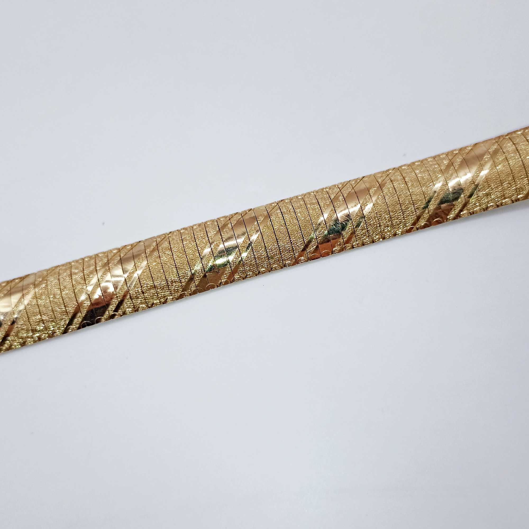 Złota bransoletka bangle z egipskim wzorem pr. 585, 26,25g. 19cm.