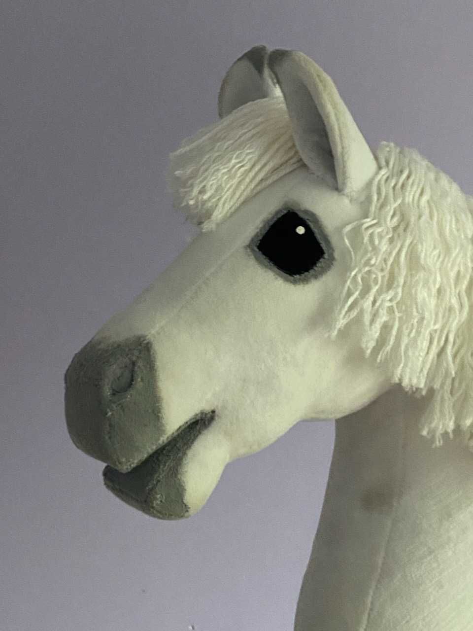 Piękny biały HOBBY HORSE
