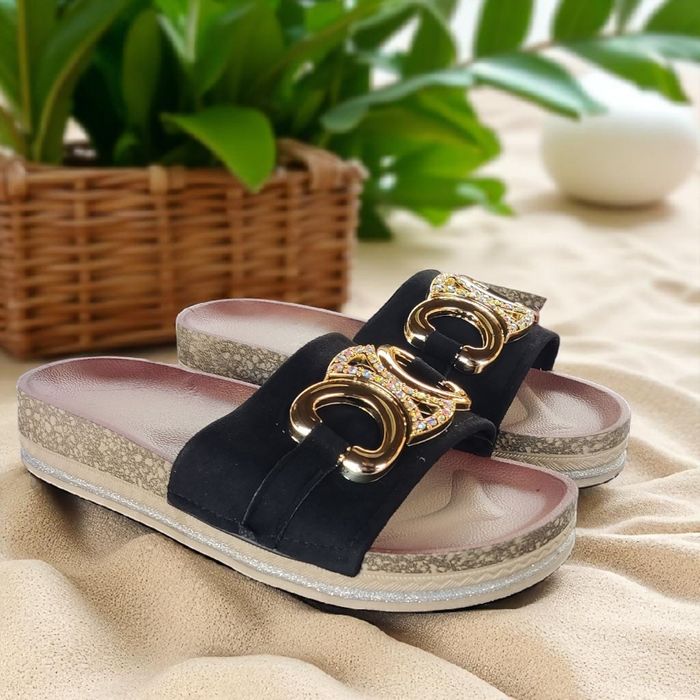 Świetne Klapki z Piękną Połyskująca Klamrą