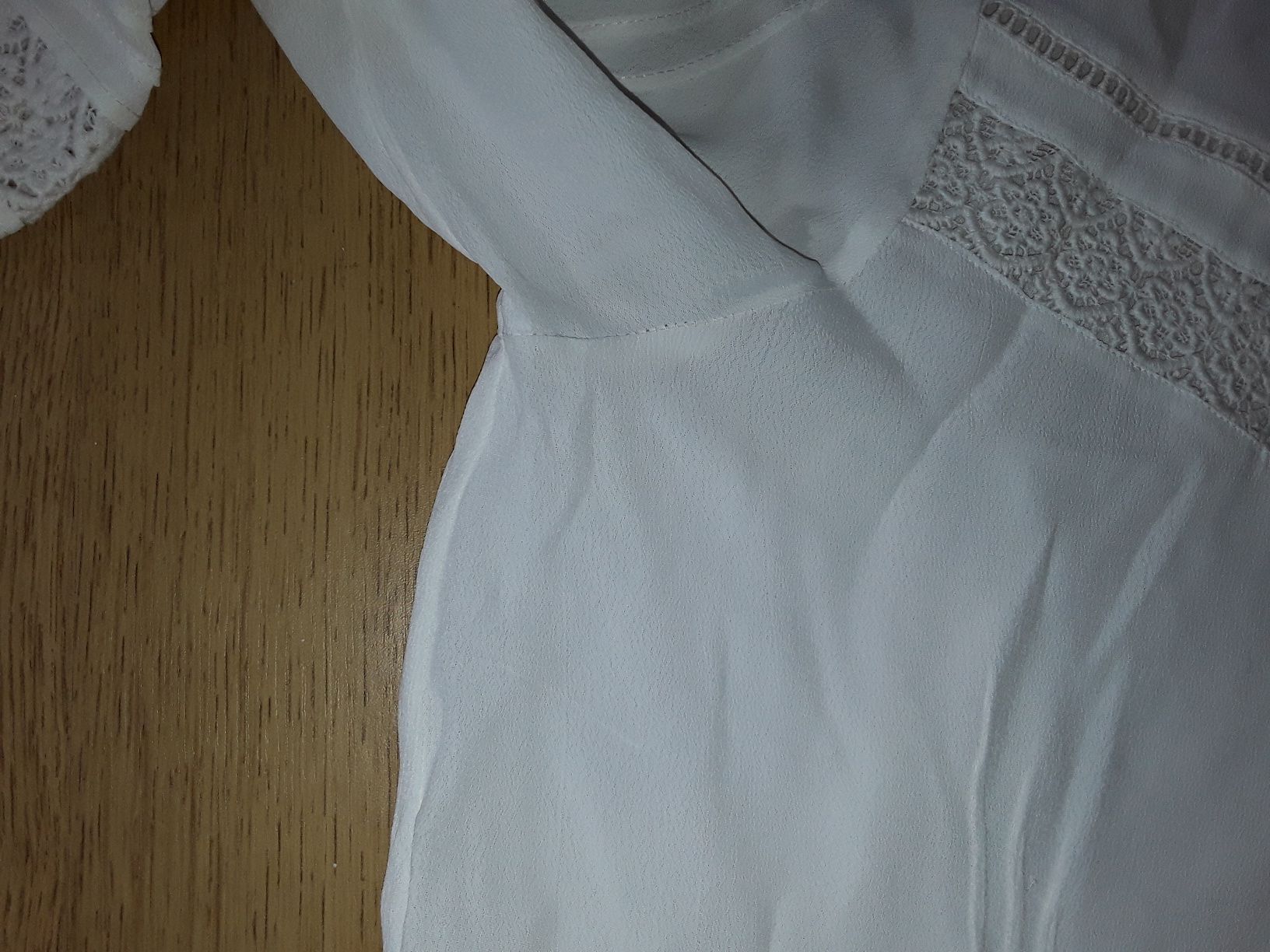 Blusa branca da Sfera tam. S com detalhes muito bonitos