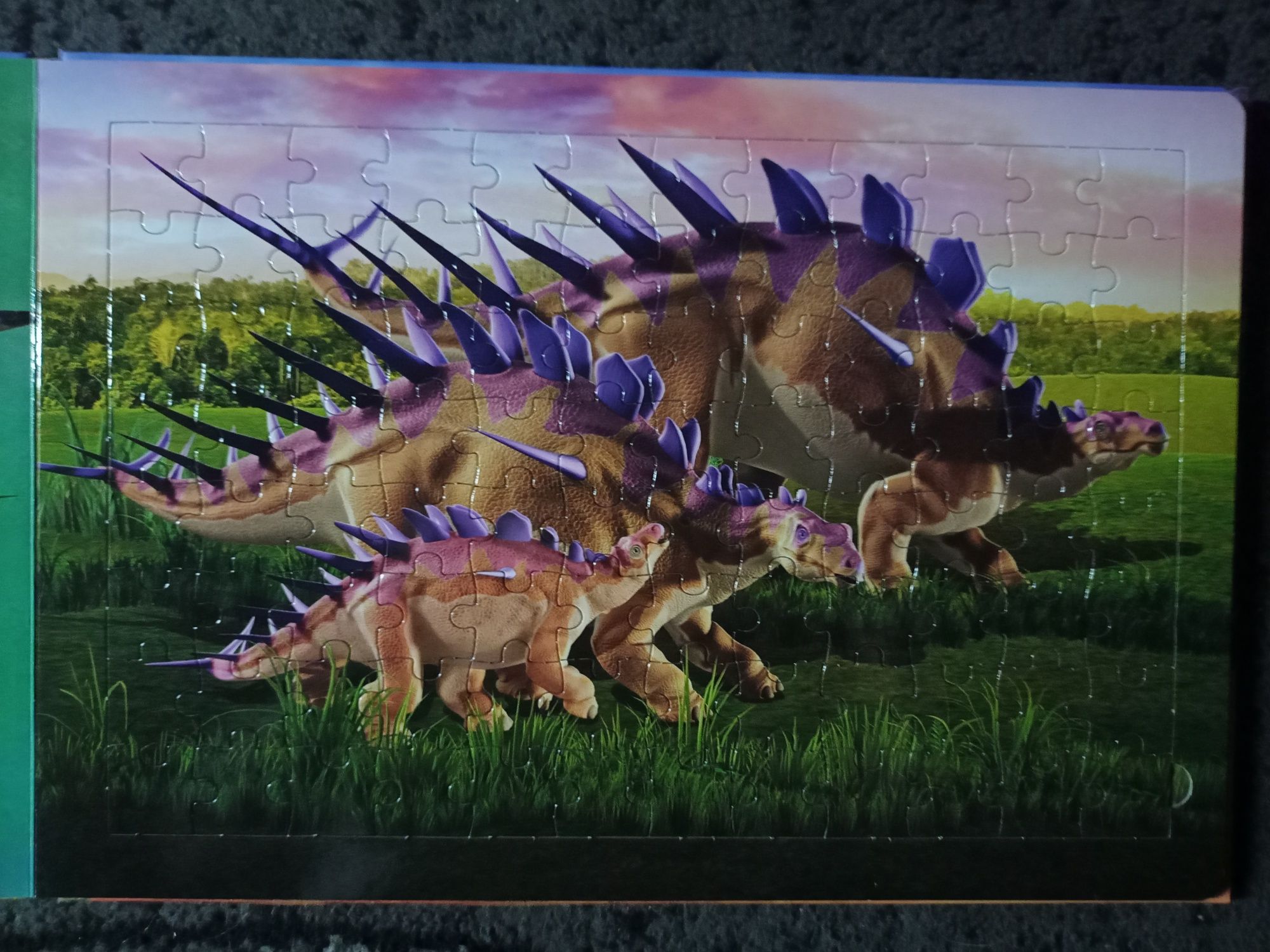 Książka o dinozaurach  w języku angielskim z puzzlami.