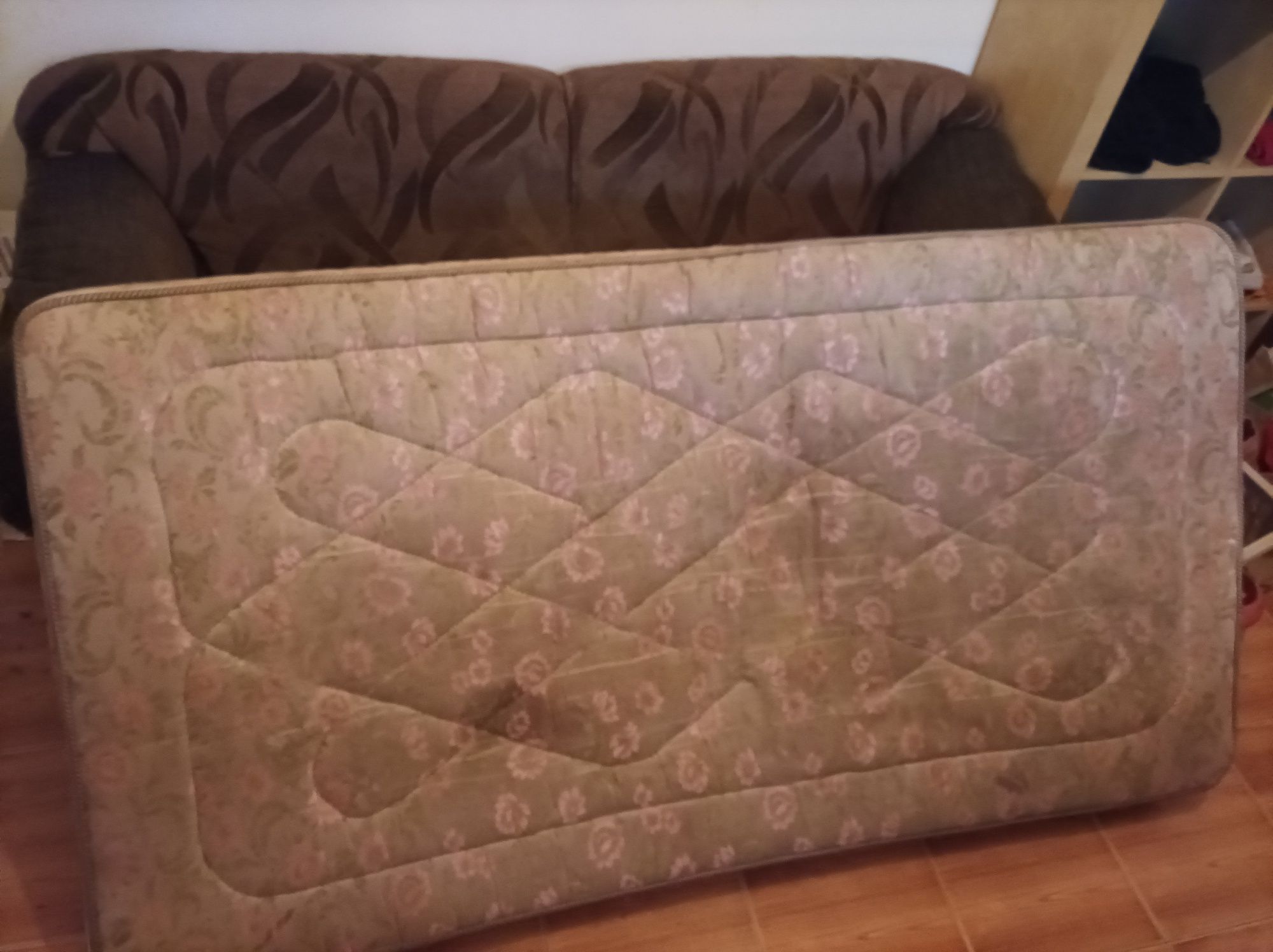 Cama com estrado para desocupar