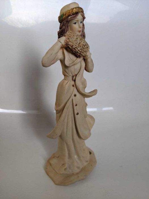 Статуетка "Дівчина з муфтою"