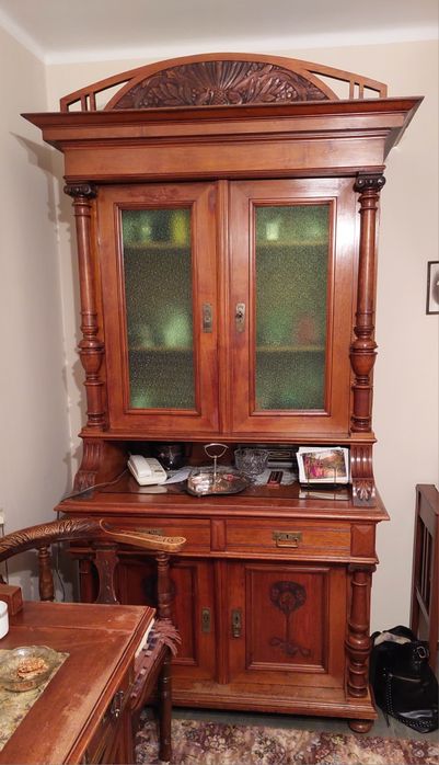 Kredens i lustro tremo z początku XX wieku