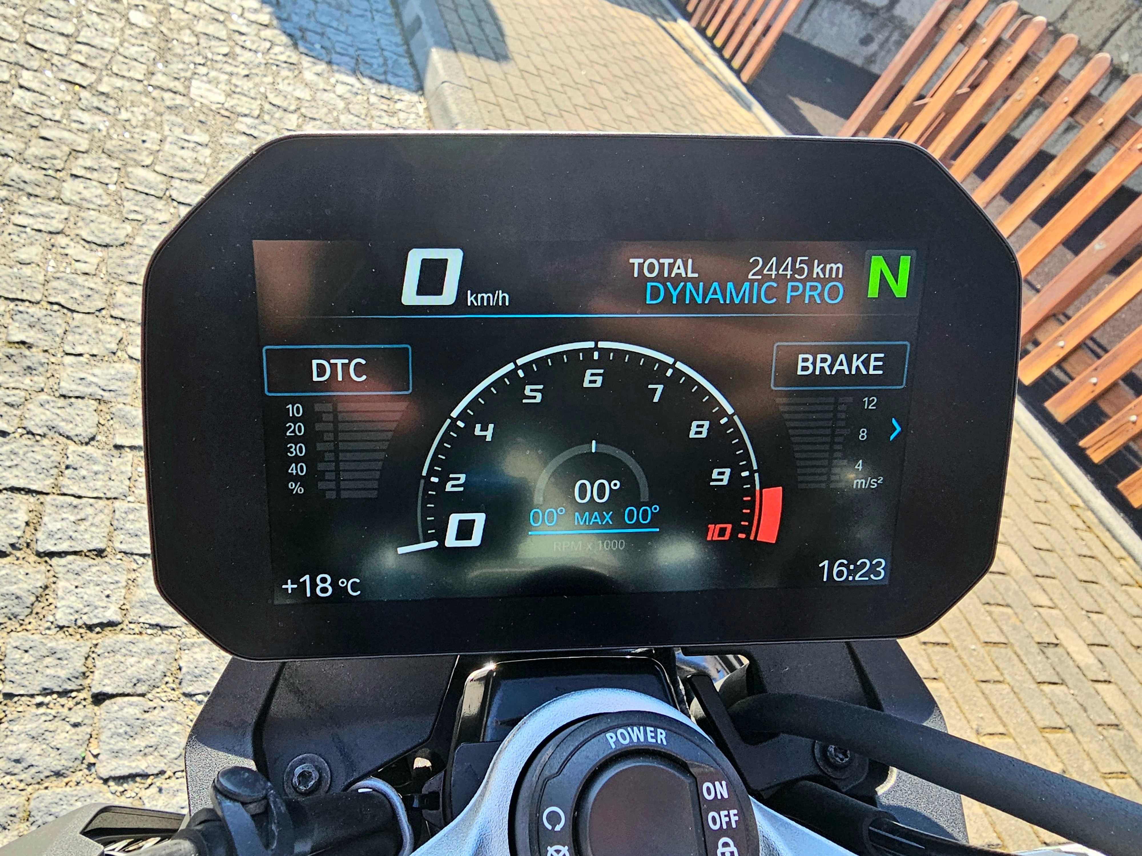 BMW F900R 2023 ABS com apenas 2.445km, extras e em condição excelente!