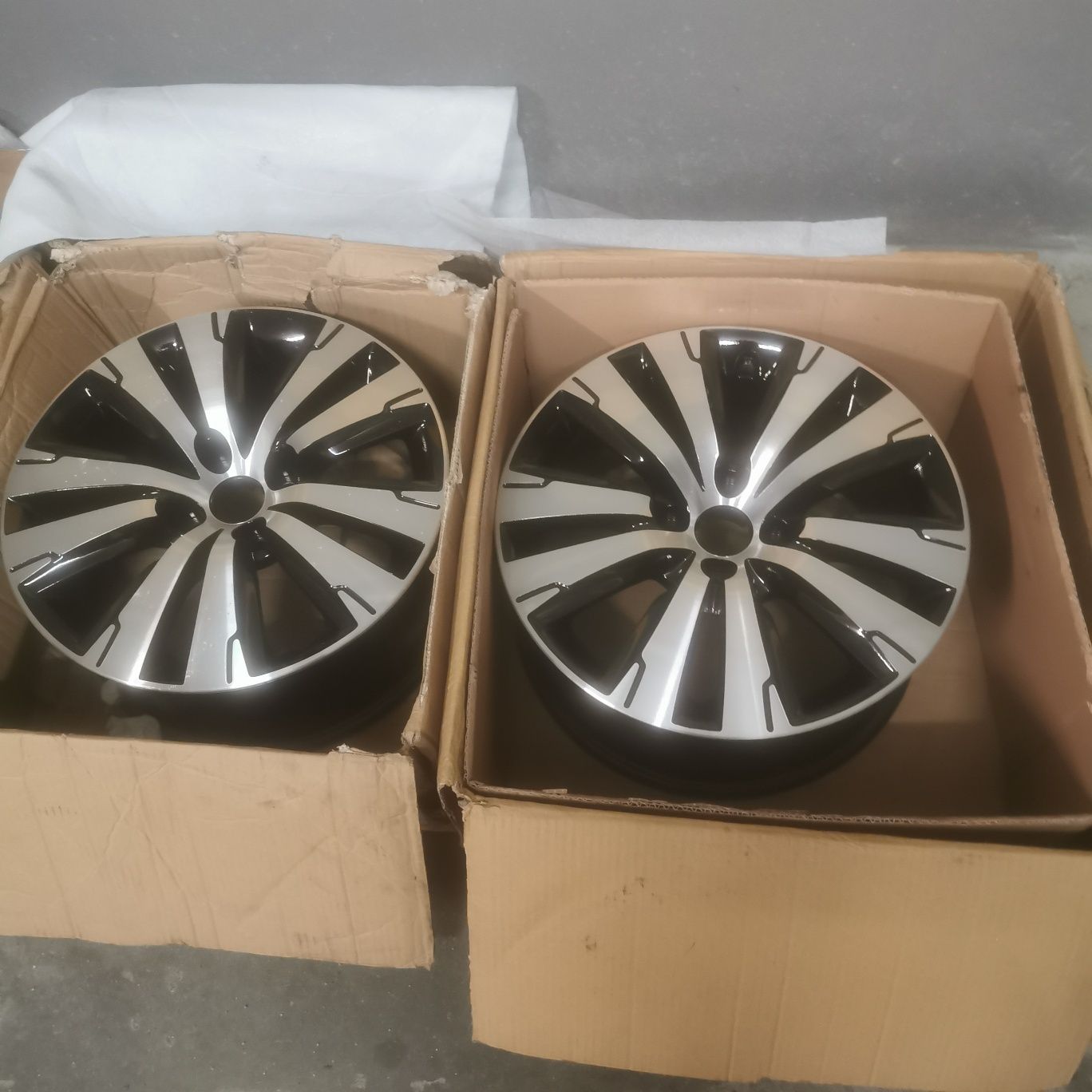 Vendo 4 jantes novas para Peugeot 5008 ou 3008 R17