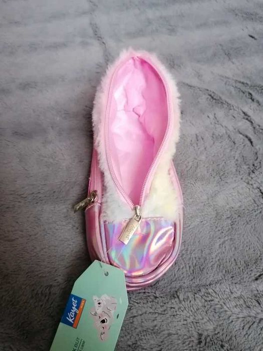 Piórnik w kształcie buta futerkowe odcienie różu