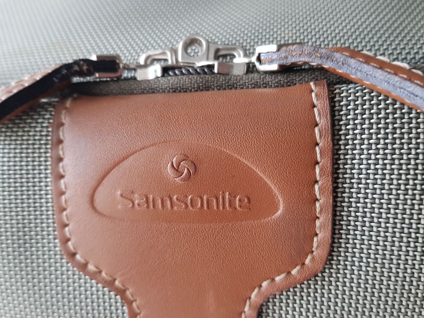 Mala porta-fatos com rodas da SAMSONITE