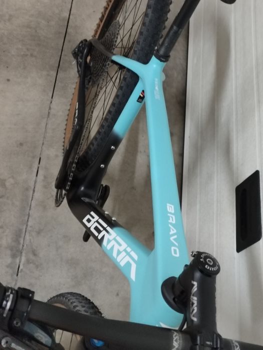899€
Berria bravo carbon 29 
Tamanho M
Transmissão 1x12 x01
Travões Sh